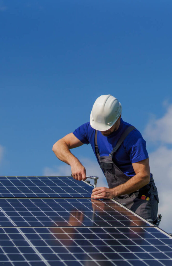Monteur installiert eine Photovoltaikmodul in Wernigerode