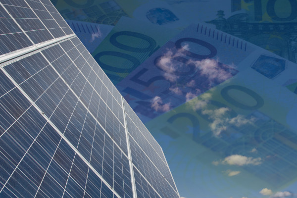 Solarpanele links, daneben Geldscheine zu sehen